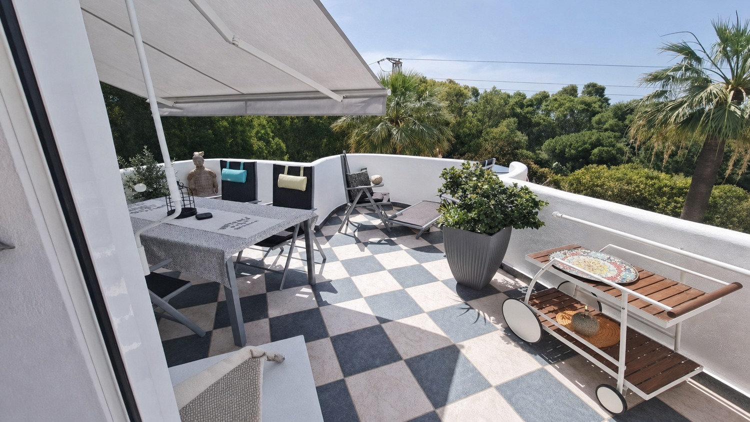 Calahonda Penthouse with Expansive Terrace